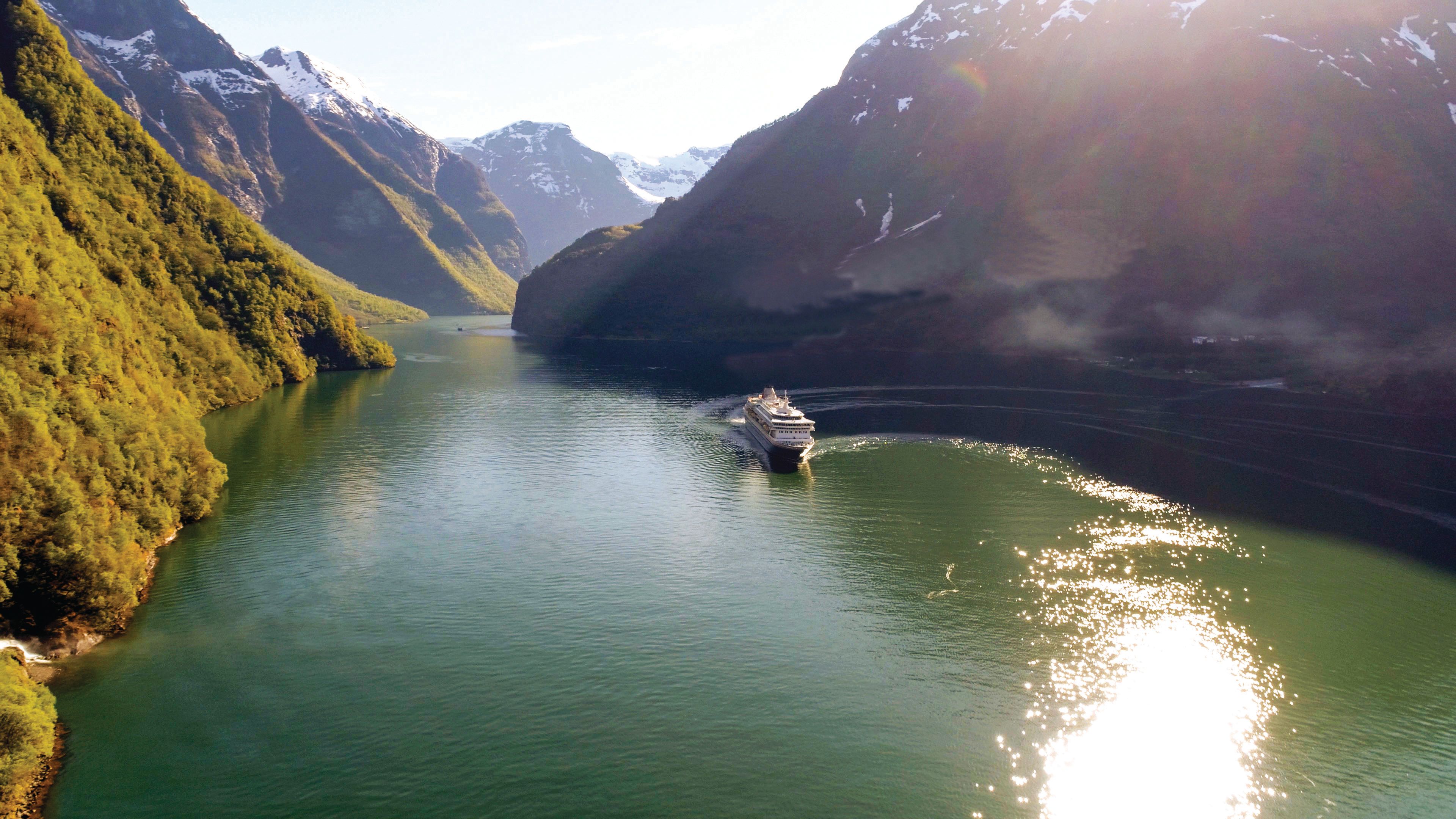 Balmoral cruising Naeroyfjord 1.jpg