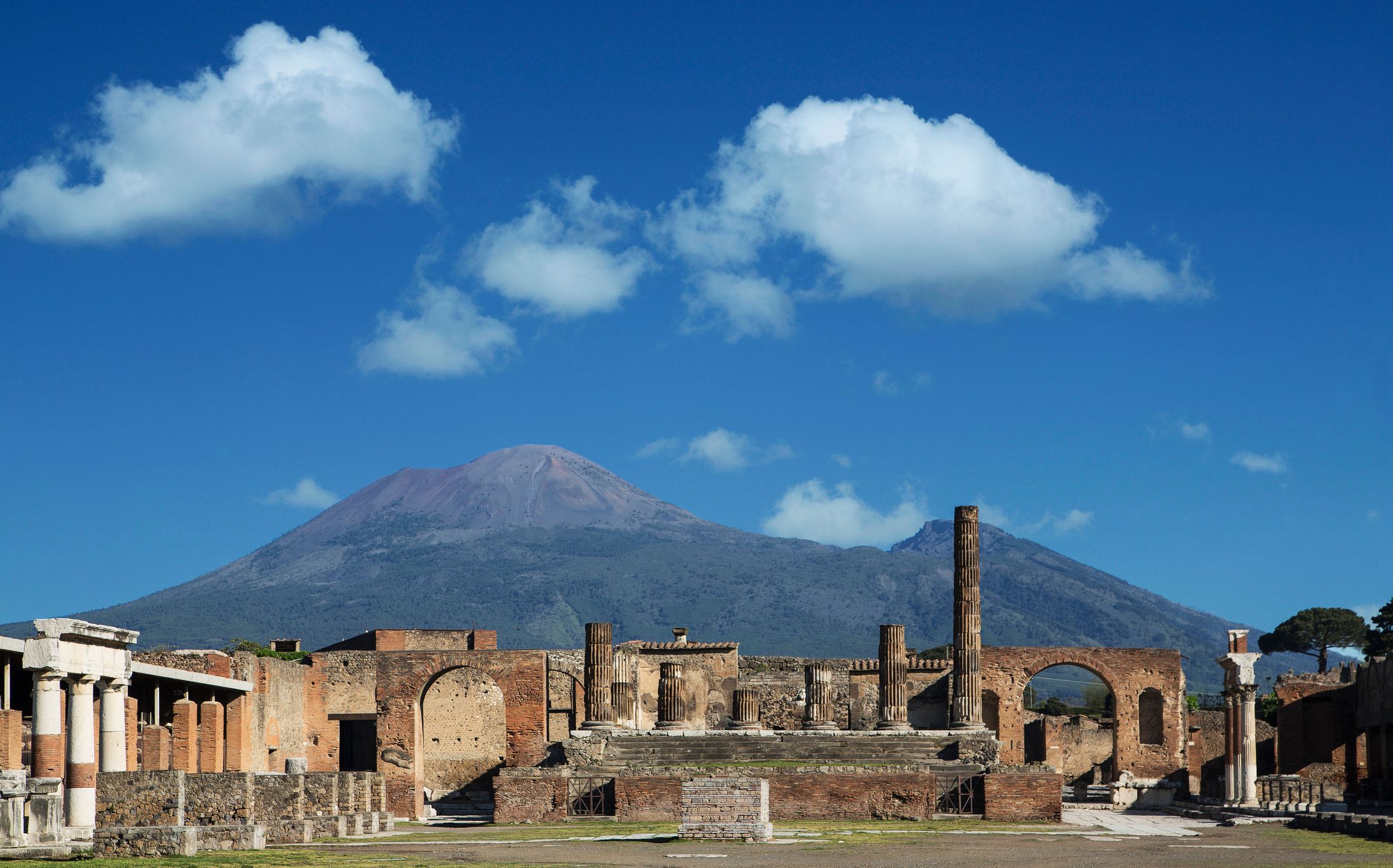 Pompeii in front of vesuvius